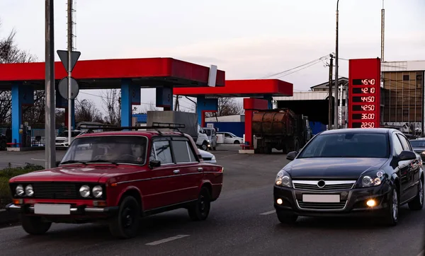 Coches rusos y alemanes conducen por la carretera — Foto de Stock