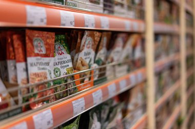 Mağaza vitrininde çeşitli baharatlar