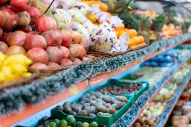 Mağazada satılık meyveler.