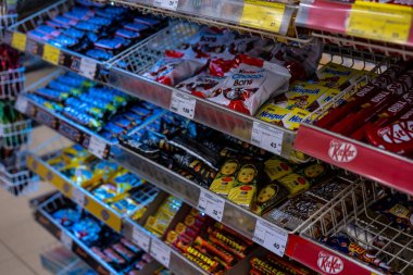 Satılık bir mağaza vitrininde tatlılar.