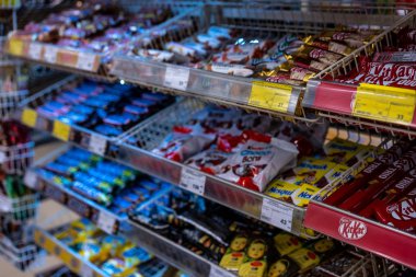 Satılık bir mağaza vitrininde tatlılar.