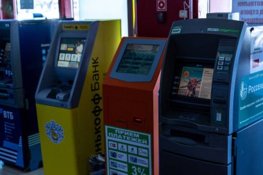 Ödeme ve para çekme için çeşitli ATM 'ler