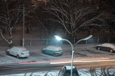 Bir sokak lambasının arkasına kar yağışı gecesi