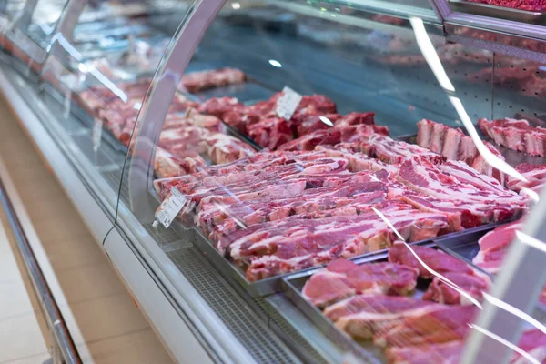 Satılık bir mağaza vitrininde et
