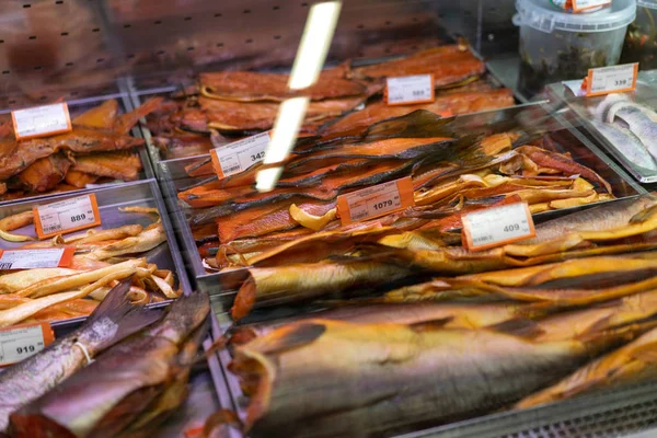 Stockfish a la venta en un escaparate —  Fotos de Stock