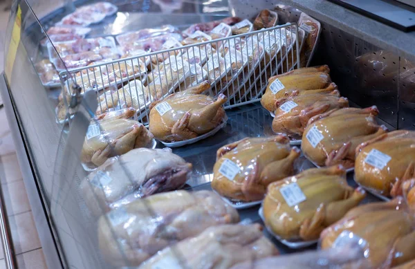 Satılık bir vitrinde tavuk