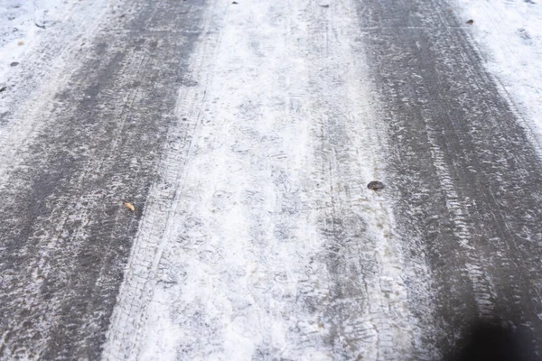 Śliska zamarznięta droga z lodem i śniegiem — Zdjęcie stockowe