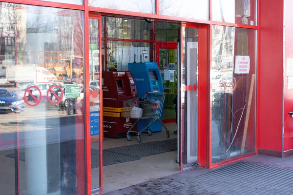 Mağazanın girişindeki otomatik kapılar.