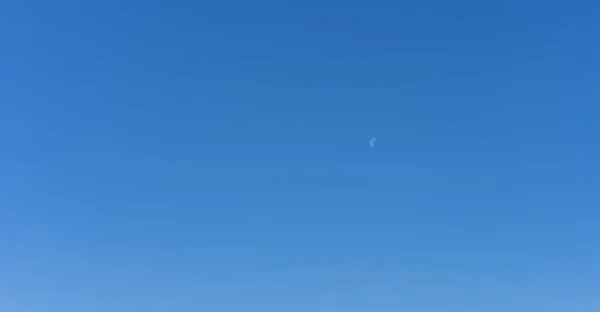 Lua no céu durante o dia — Fotografia de Stock