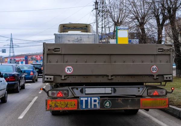 Un camión vacío abierto para el transporte de mercancías detenido en el r — Foto de Stock