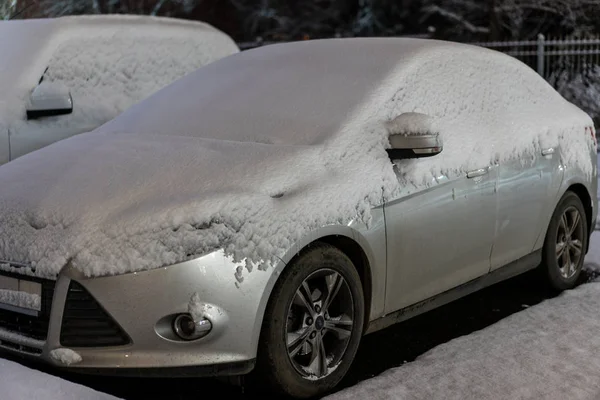 La nieve ya caída yace en el coche — Foto de Stock