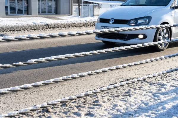 De auto rijdt de andere kant op. — Stockfoto