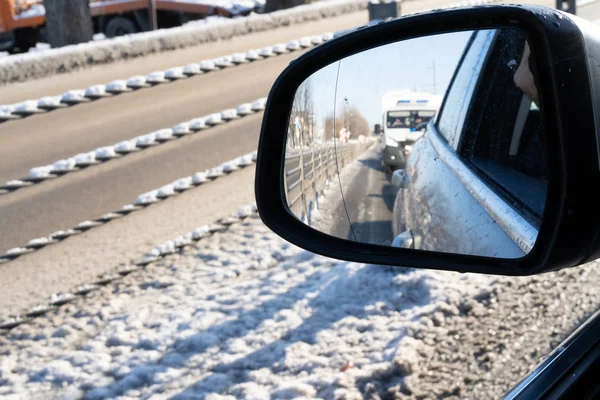 Policía persiguiendo un coche, vista desde el espejo lateral — Foto de Stock