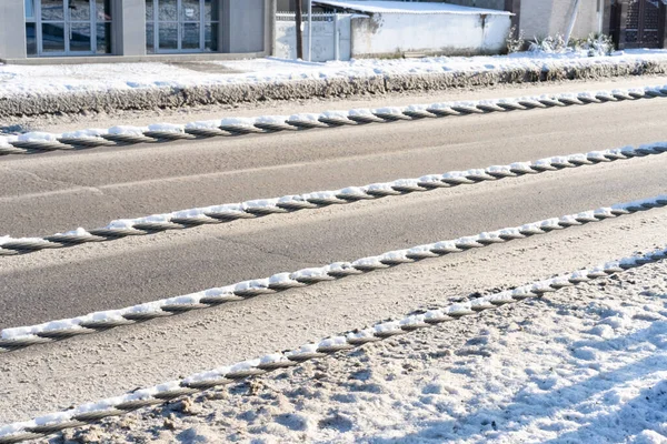 Valla metálica entre carreteras con tráfico en diferentes direcciones — Foto de Stock