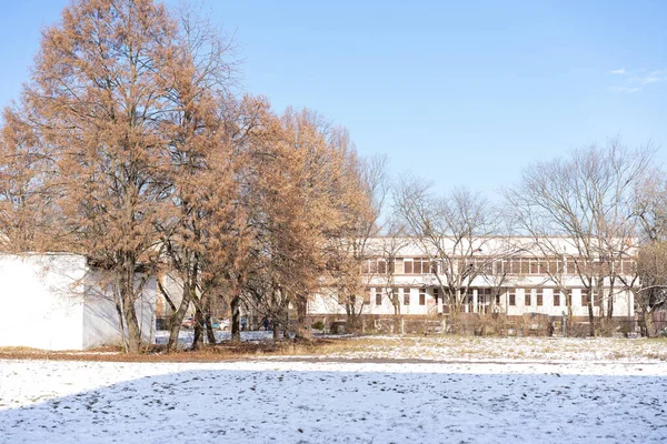 Schoolplein in het winterseizoen — Stockfoto