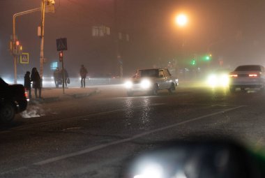 Sisteki bir kavşakta trafik vardı.