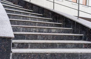 Binanın çıkışında merdiven var.