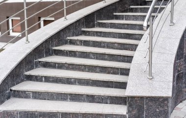 Binanın çıkışında merdiven var.