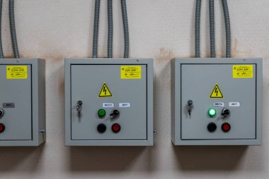 Kilidin üzerindeki metal kutuda dağıtım paneli