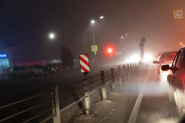 Traffico ad un incrocio nella nebbia — Foto Stock
