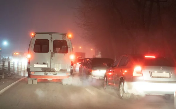 Blocco di traffico sulla strada nella nebbia di notte — Foto Stock
