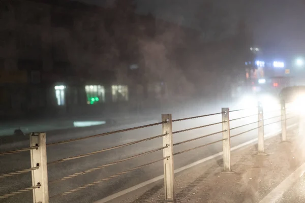 Niebla en la carretera en la oscuridad — Foto de Stock