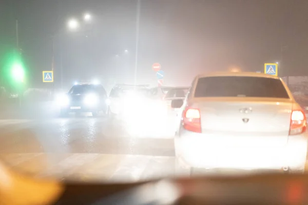 Trafik vid en korsning i dimman — Stockfoto