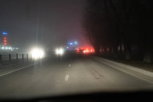 Tráfico en una intersección en la niebla — Foto de Stock