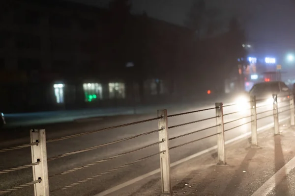 Paseos en coche en la niebla por la noche — Foto de Stock