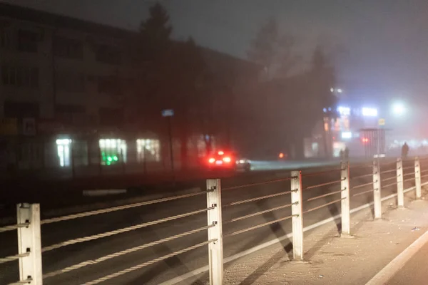 Tráfico en una intersección en la niebla — Foto de Stock