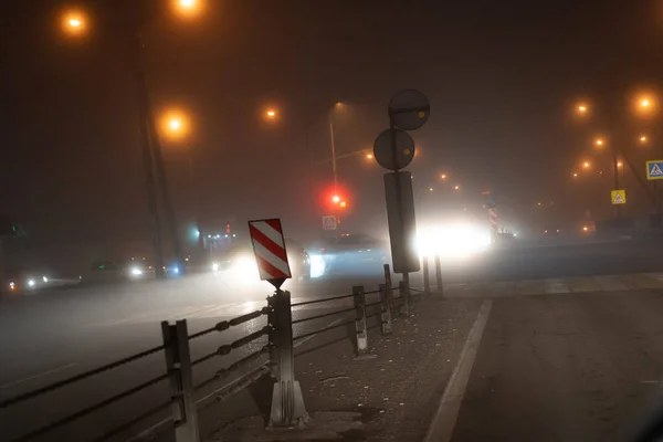 Движение на перекрестке в тумане — стоковое фото