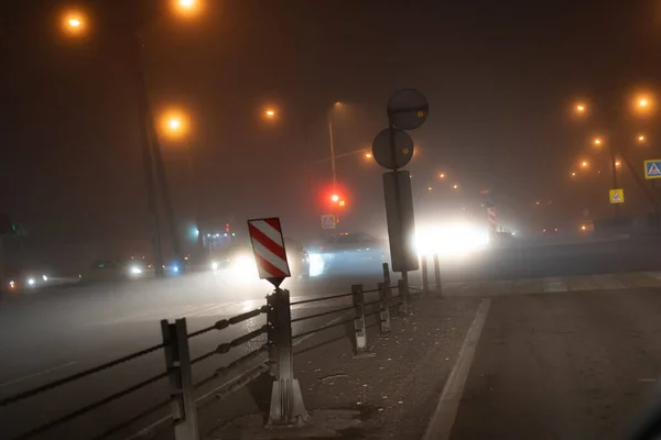 Tráfico en una intersección en la niebla — Foto de Stock