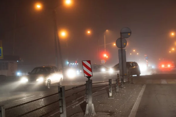 Trafik vid en korsning i dimman — Stockfoto