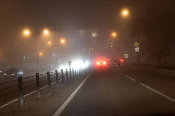 Coches paseo en la niebla por la noche — Foto de Stock