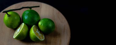 Tepside kireç ve ahşap zemin