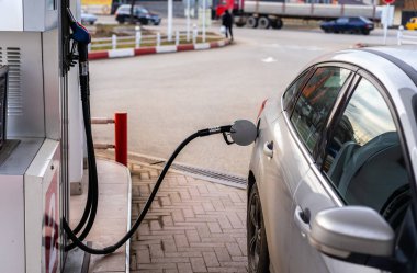 Benzin istasyonundaki bir hortumdan makineyi dolduruyorum.