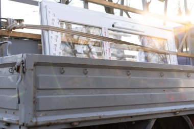 Kamyon plastik bir pencere taşıyor.