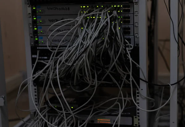 Маршрутизаторы в серверной комнате с сетевыми подключениями — стоковое фото