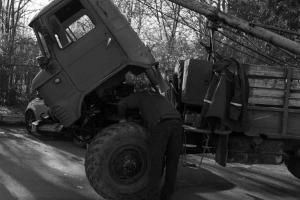 Man repairs a truck by lifting a cab — Stock Photo, Image