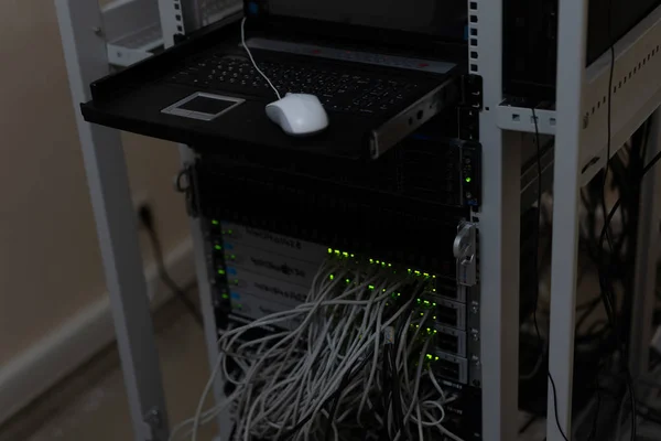 Roteadores na sala de servidores com conexões de rede — Fotografia de Stock