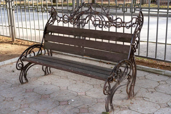 Meja taman dipasang di taman — Stok Foto