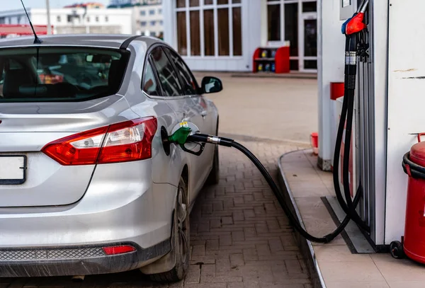 Benzin istasyonundaki bir hortumdan makineyi dolduruyorum.