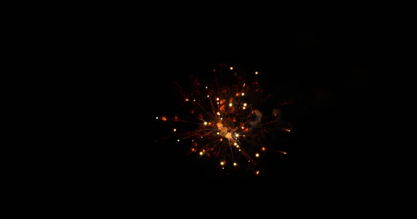Fogos de artifício à noite em um fundo de céu preto — Fotografia de Stock
