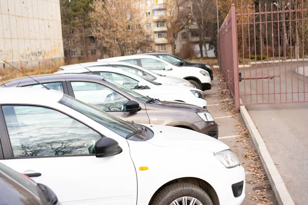 Zaparkowane samochody z rzędu na parkingu — Zdjęcie stockowe