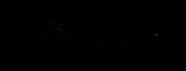 Fogos de artifício à noite em um fundo de céu preto — Fotografia de Stock
