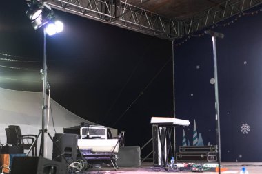 Konser için müzik aletleri ve enstrümanlar sahnede.