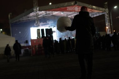 Bir adam pamuk şeker tutuyor, bir çocuk ona bakıyor.