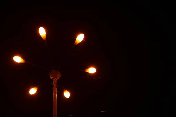 Лампапост з вогнями у всіх напрямках вночі — стокове фото