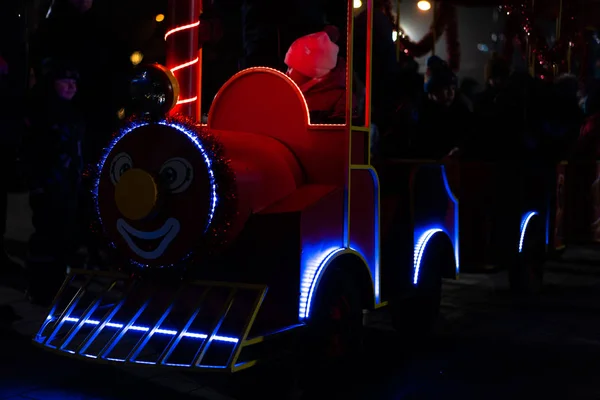 Дитячий паровий поїзд з неоновими вогнями в темряві — стокове фото