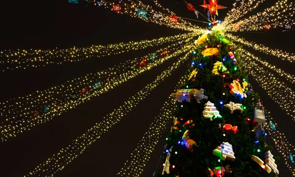 Árbol de Navidad por la noche decorado con juguetes y luces de neón —  Fotos de Stock